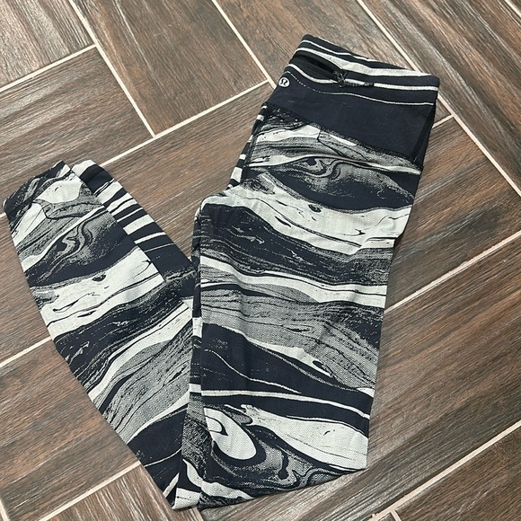 Lululemon - Picture 1 of 5